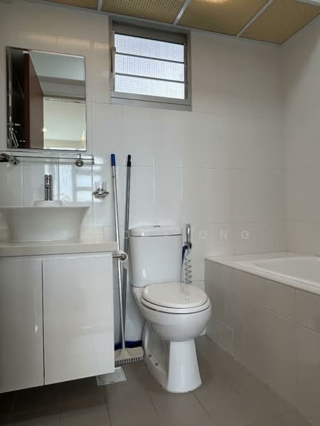 312B Clementi Avenue 4, 312B Clementi Avenue 4, 2 Bedrooms, 743 sqft, HDB Flat For Rent, by Sandra Ong, 60018085 - Bathroom - PropertyGuru.com.sg