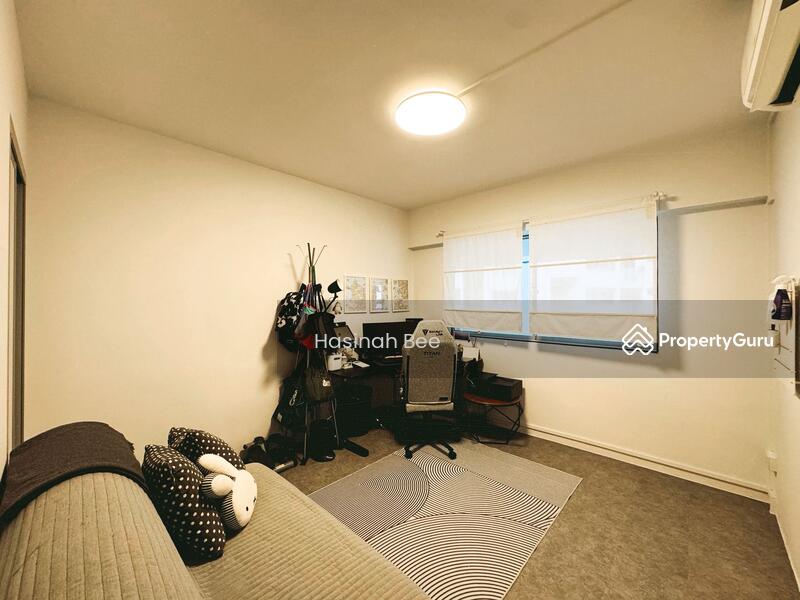 Generous sized common room 