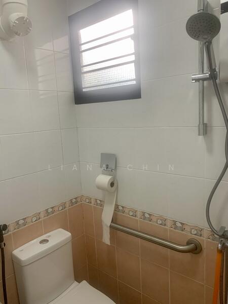 326 Clementi Avenue 5, 326 Clementi Avenue 5, 2 Bedrooms, 721 sqft, HDB Flat For Rent, by Liana Chin, 60018402 - Bathroom - PropertyGuru.com.sg