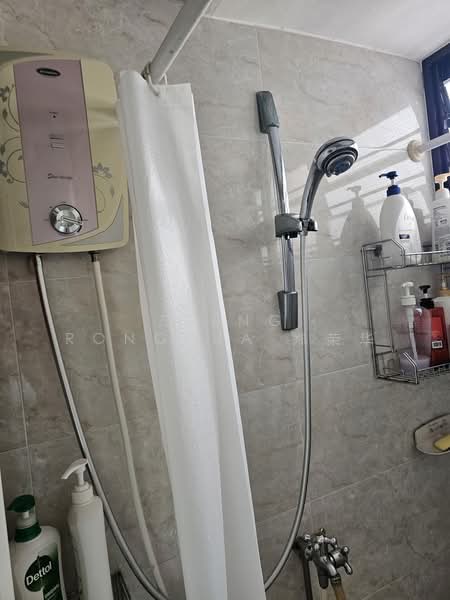 327 Clementi Avenue 5, 327 Clementi Avenue 5, Room Rental, 120 sqft, HDB Flat For Rent, by Zheng Ronghua 郑荣华, 60018853 - Bathroom - PropertyGuru.com.sg