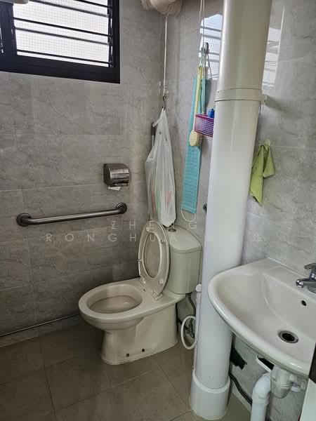 327 Clementi Avenue 5, 327 Clementi Avenue 5, Room Rental, 120 sqft, HDB Flat For Rent, by Zheng Ronghua 郑荣华, 60018853 - Bathroom - PropertyGuru.com.sg