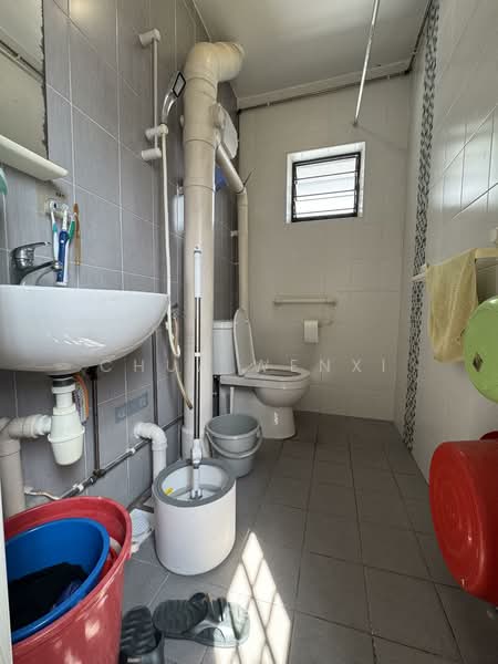 417 Bukit Batok West Avenue 4, 417 Bukit Batok West Avenue 4, 3 Bedrooms, 1,108 sqft, HDB Flat For Rent, by Chua Wenxi, 60019289 - Bathroom - PropertyGuru.com.sg