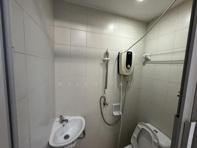 Blue Horizon, 21 West Coast Crescent, 3 Bedrooms, 1,163 sqft, Condominium For Rent, by Helen Yau, 60019860 - Bathroom - PropertyGuru.com.sg