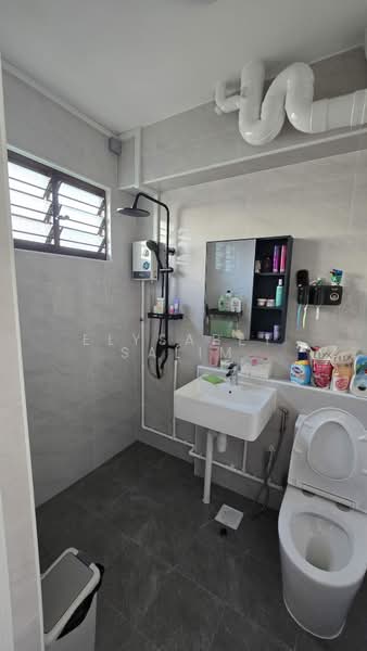 223 Choa Chu Kang Central, 223 Choa Chu Kang Central, 3 Bedrooms, 1,100 sqft, HDB Flat For Sale, by Elysabet Salim, 60020411 - Bathroom - PropertyGuru.com.sg