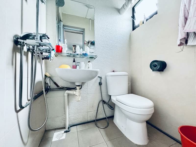 335 Clementi Avenue 2 HDB Flat For Sale at S$ 645,000 | PropertyGuru Singapore - Bathroom