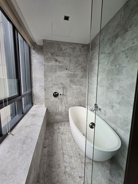 OUE Twin Peaks, 33 Leonie Hill Road, 3 Bedrooms, 1,399 sqft, Condominium For Rent, by Tiffany Sheng, 60023528 - Bathroom - PropertyGuru.com.sg