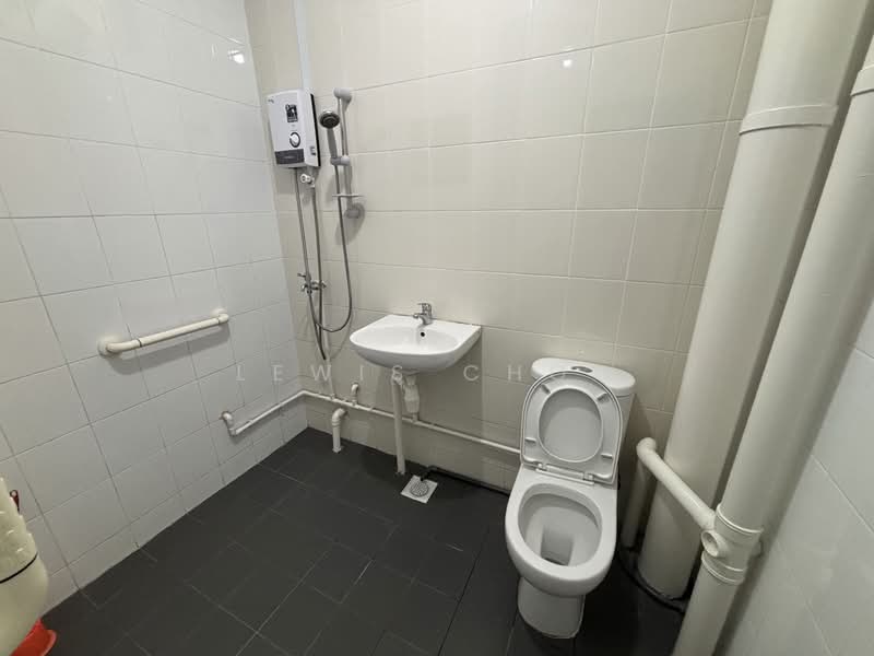 667 Hougang Avenue 4, 667 Hougang Avenue 4, 2 Bedrooms, 796 sqft, HDB Flat For Rent, by Lewis Choo, 60024351 - Bathroom - PropertyGuru.com.sg