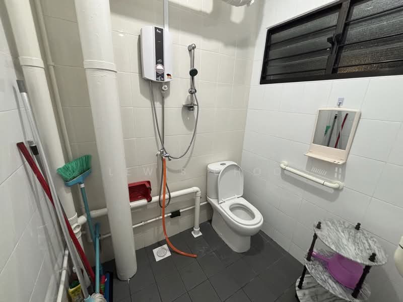 667 Hougang Avenue 4, 667 Hougang Avenue 4, 2 Bedrooms, 796 sqft, HDB Flat For Rent, by Lewis Choo, 60024351 - Bathroom - PropertyGuru.com.sg