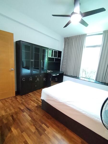 master room - Bookshelves can be removed for more space
