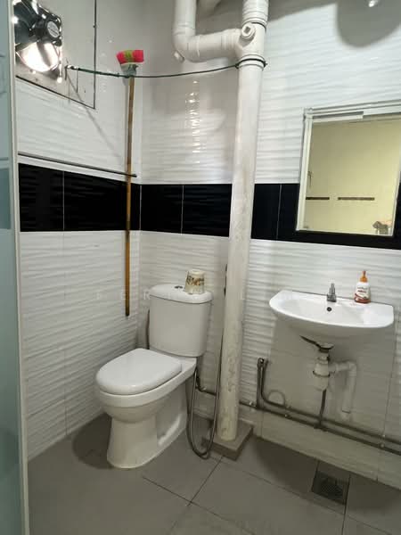 743 Jurong West Street 73, 743 Jurong West Street 73, 2 Bedrooms, 1,000 sqft, HDB Flat For Rent, by Fernn Lim, 60025505 - Bathroom - PropertyGuru.com.sg