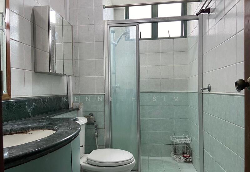 1 of the 2 common Bathrooms