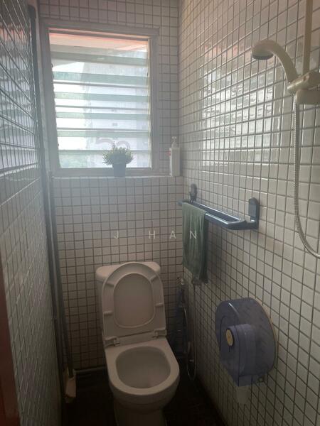 Manhattan House, 151 Chin Swee Road, 1,324 sqft, Office For Sale, by J Han, 60026421 - Bathroom - CommercialGuru.com.sg