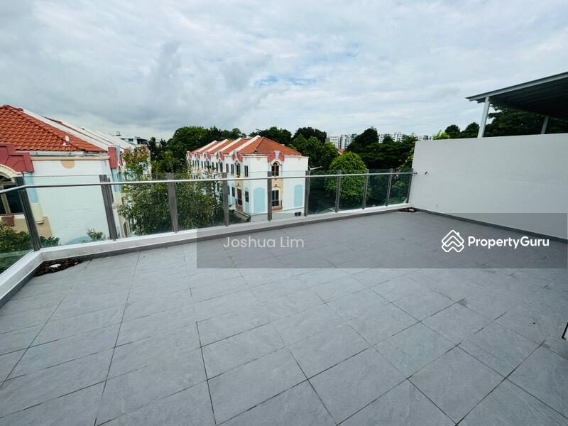 Upper level outdoor patio
