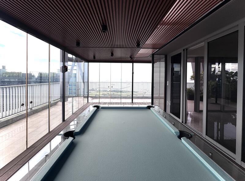 Upp level entertainment area