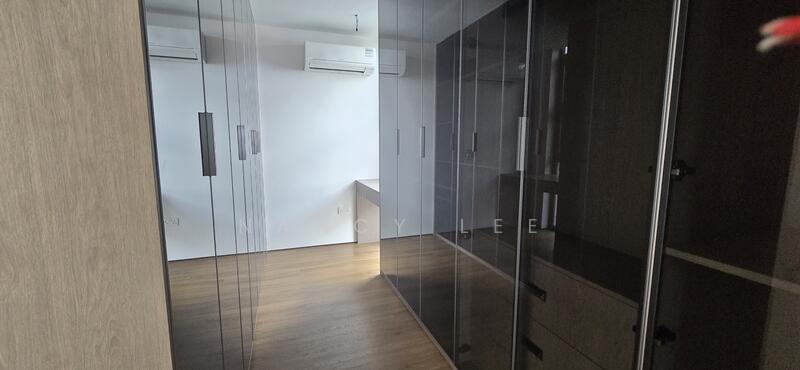 38 Kovan Road, , 7 Bedrooms, 4,366 sqft, Detached House For Sale, by Nancy Lee, 60027642 - Master Walk in wardrobe - PropertyGuru.com.sg