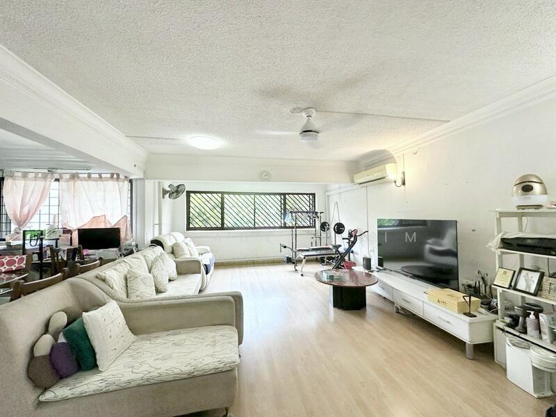 Rare Executive Apartment Original condition Near Braddell MRT, , 4 Bedrooms, 1,571 sqft, HDB Flat For Sale, by Elizabeth Lim, 60027874 - Living Room - PropertyGuru.com.sg