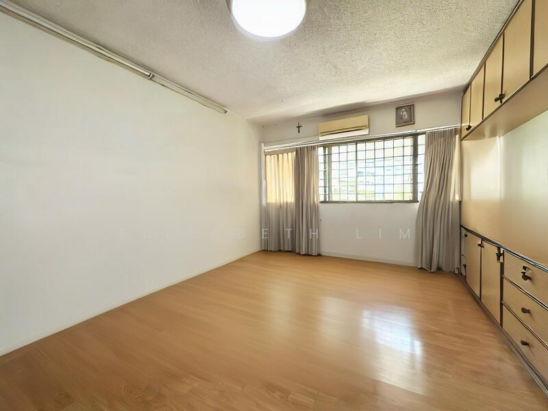 Rare Executive Apartment Original condition Near Braddell MRT, , 4 Bedrooms, 1,571 sqft, HDB Flat For Sale, by Elizabeth Lim, 60027874 - Bedroom - PropertyGuru.com.sg