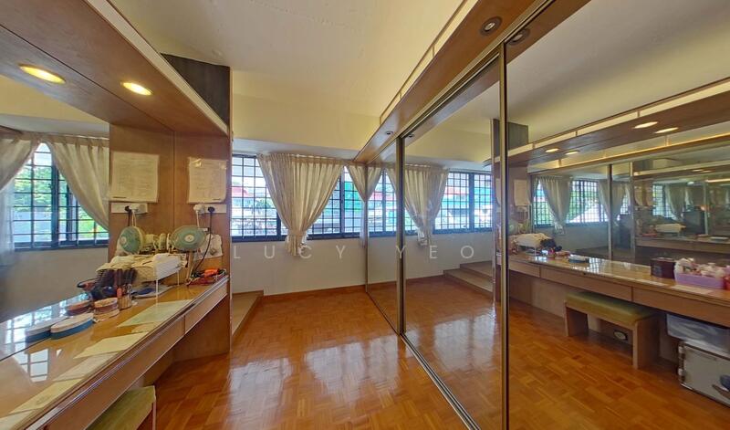 Walk-in wardrobe