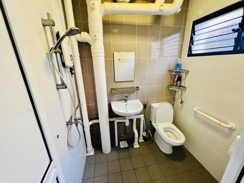 463 Tampines Street 44, 463 Tampines Street 44, Pasir Ris / Tampines, Room Rental, 100 sqft, HDB Flat For Rent, by Kar Loon Choong, 60030955 - Bathroom - PropertyGuru.com.sg