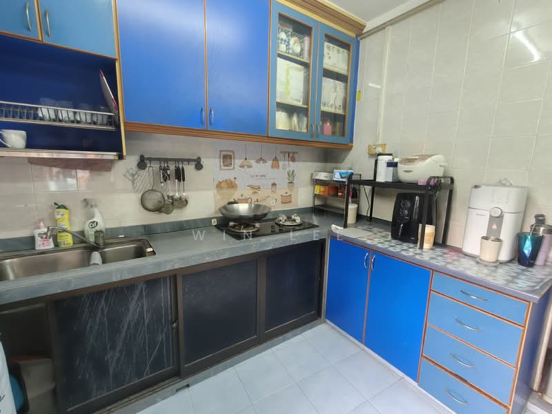 648D Jurong West Street 61 HDB Flat For Sale at S$ 570,888 | PropertyGuru Singapore - Kitchen