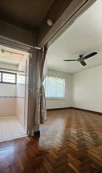 132 Ang Mo Kio Avenue 3 HDB Flat For Sale at S$ 750,000 | PropertyGuru Singapore - Master room