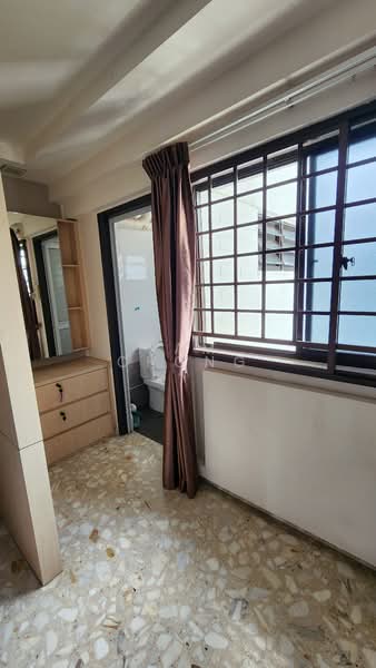 349 Woodlands Avenue 3 HDB Flat For Sale at S$ 499,990 | PropertyGuru Singapore - Bathroom