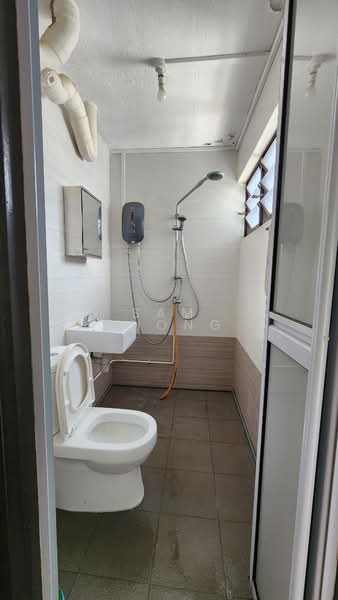 349 Woodlands Avenue 3 HDB Flat For Sale at S$ 499,990 | PropertyGuru Singapore - Bathroom