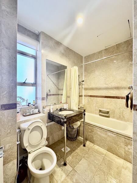 Level 1 common bathroom