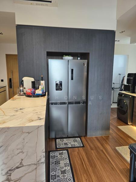 Kitchen with island table top