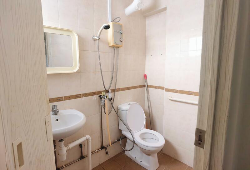 233 Bukit Batok East Avenue 5, 233 Bukit Batok East Avenue 5, 3 Bedrooms, 1,022 sqft, HDB Flat For Rent, by James Li, 60033297 - Bathroom - PropertyGuru.com.sg