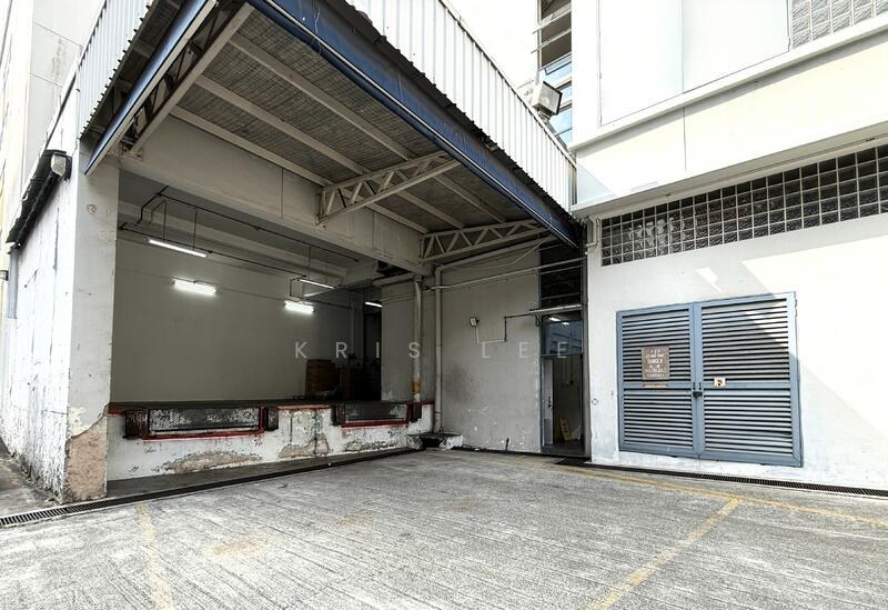 Near Ubi MRT Station - High Power and Floor Loading, , 113,000 sqft, Light Industrial (B1) For Sale, by Kris Lee, 60033538 - Loading Bay 1 - 40 ft - CommercialGuru.com.sg
