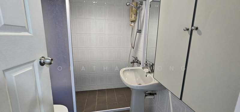 Pandan Valley, 1 Pandan Valley, Room Rental, 190 sqft, Condominium For Rent, by Jonathan Tong, 60036253 - Mater 3 Bathroom - PropertyGuru.com.sg