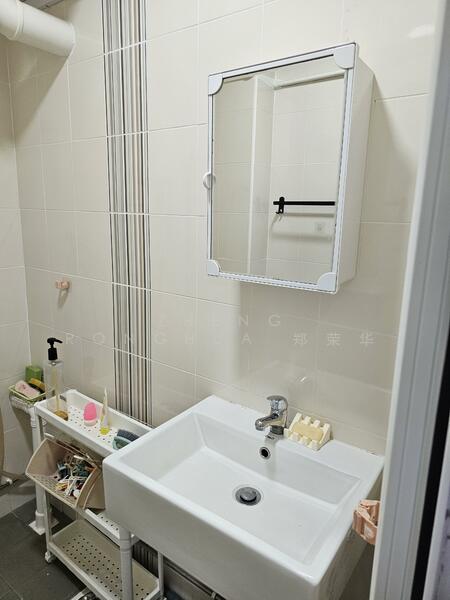401 Pandan Gardens, 401 Pandan Gardens, Room Rental, 120 sqft, HDB Flat For Rent, by Zheng Ronghua 郑荣华, 60036470 - Bathroom - PropertyGuru.com.sg