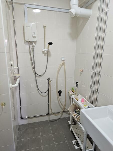 401 Pandan Gardens, 401 Pandan Gardens, Room Rental, 120 sqft, HDB Flat For Rent, by Zheng Ronghua 郑荣华, 60036470 - Bathroom - PropertyGuru.com.sg