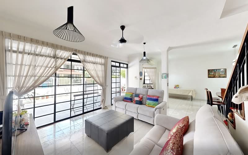Spacious affordable freehold terrace w 4+1 rooms @ Hillcrest, Hillcrest Road, 4 Bedrooms, 2,602 sqft, Terraced House For Sale, by Willi Ching, 60040463 - Living Room - PropertyGuru.com.sg