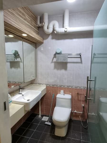 55 Strathmore Avenue, 55 Strathmore Avenue, 3 Bedrooms, 915 sqft, HDB Flat For Rent, by Crystal Chiam, 60041388 - Bathroom - PropertyGuru.com.sg