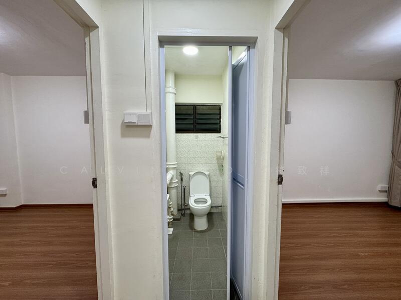 Common Bathroom 1