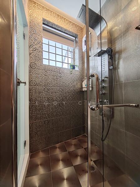 Ensuite Bath w Luxurious Fittings