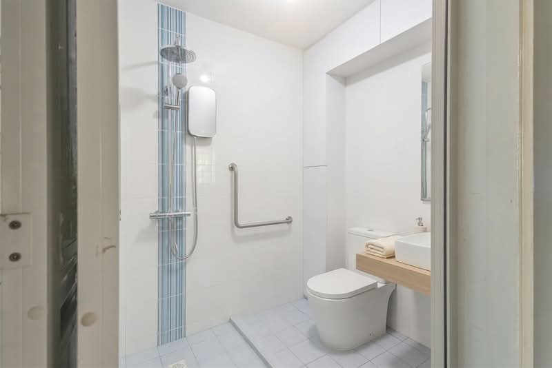 330 Bukit Batok Street 33 HDB Flat For Sale at S$ 810,000 | PropertyGuru Singapore - Bathroom (Common)