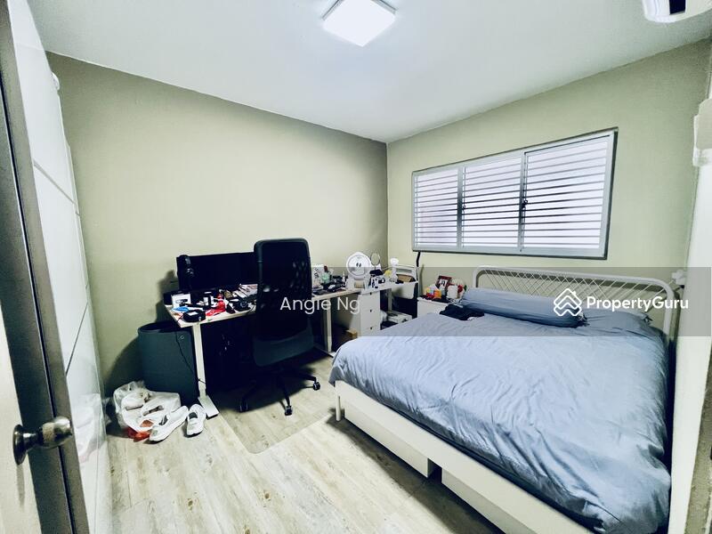 Common room very big can fit queens bed 