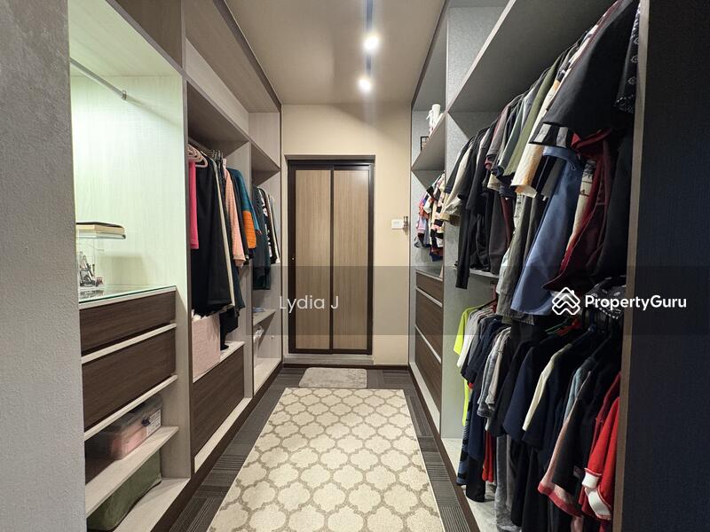 Walk-in Closet