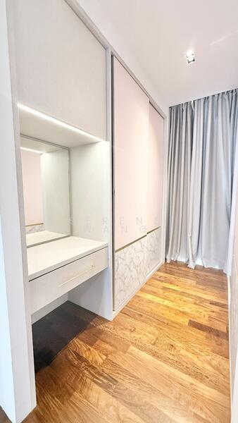 Walk in wardrobe 
