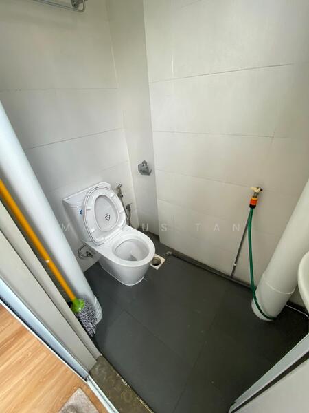 First Centre, 50 Serangoon North Avenue 4, 1,335 sqft, Light Industrial (B1) For Sale, by Marcus Tan, 60045205 - Bathroom - CommercialGuru.com.sg