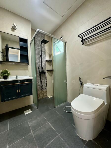 Master bedroom's bathroom