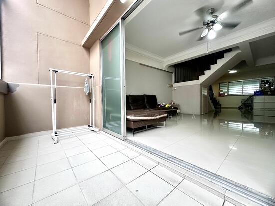640 Hougang Avenue 8