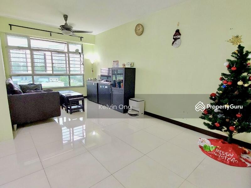 Living Room (South West Facing) 