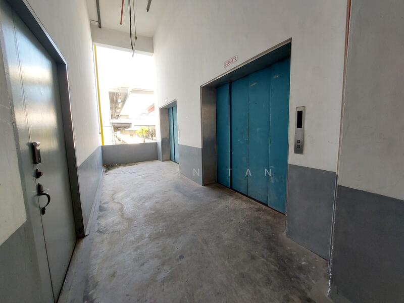 Heng Loong Building, 61 Bukit Batok Crescent, 250 sqft, Light Industrial (B1) For Rent, by Colin Tan, 60047906 - Heng Loong Building (Cargo Lift Lobby) - CommercialGuru.com.sg