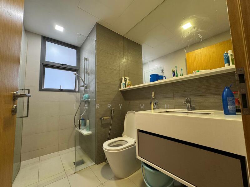 H2O Residences Condominium For Sale at S$ 1,200,000 | PropertyGuru Singapore - Bathroom