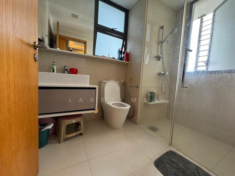 H2O Residences Condominium For Sale at S$ 1,200,000 | PropertyGuru Singapore - Bathroom