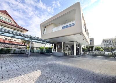 For Sale - Modern Renovated 2.5 storey Katong Detached Pool Lift Park 8 Cars Expansive